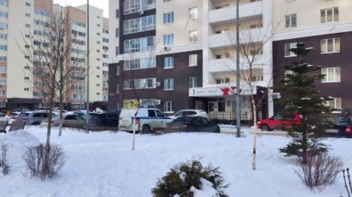 Спасатели эвакуировали тело мужчины с козырька подъезда Спасатели эвакуировали тело мужчины с козырька подъезда