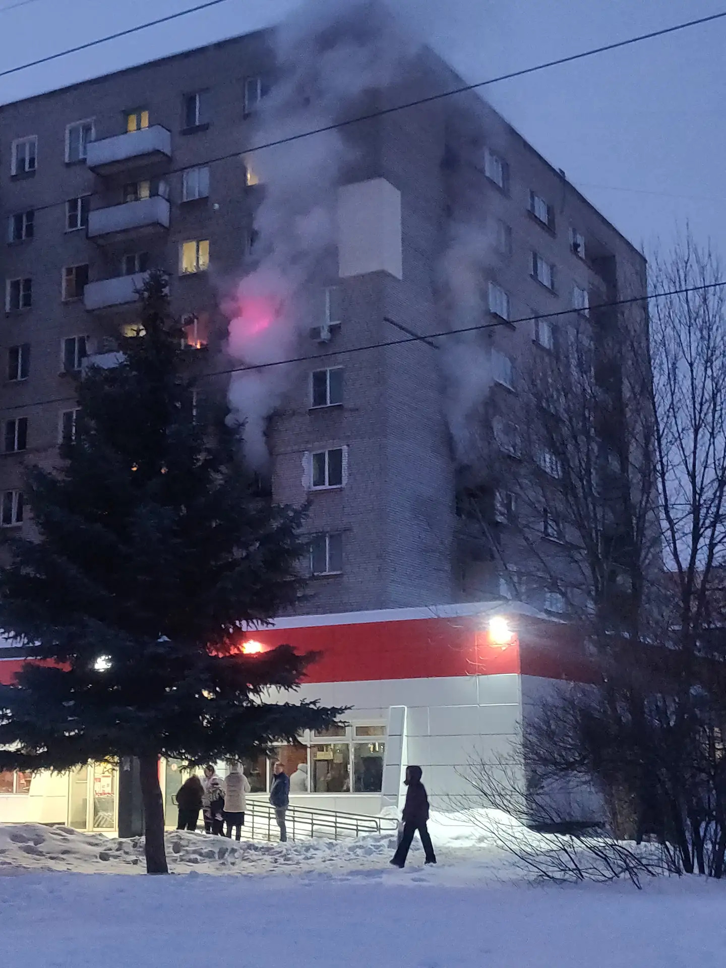 Спасатели совместно с работниками МЧС эвакуировали жильцов дома из задымленных помещений.