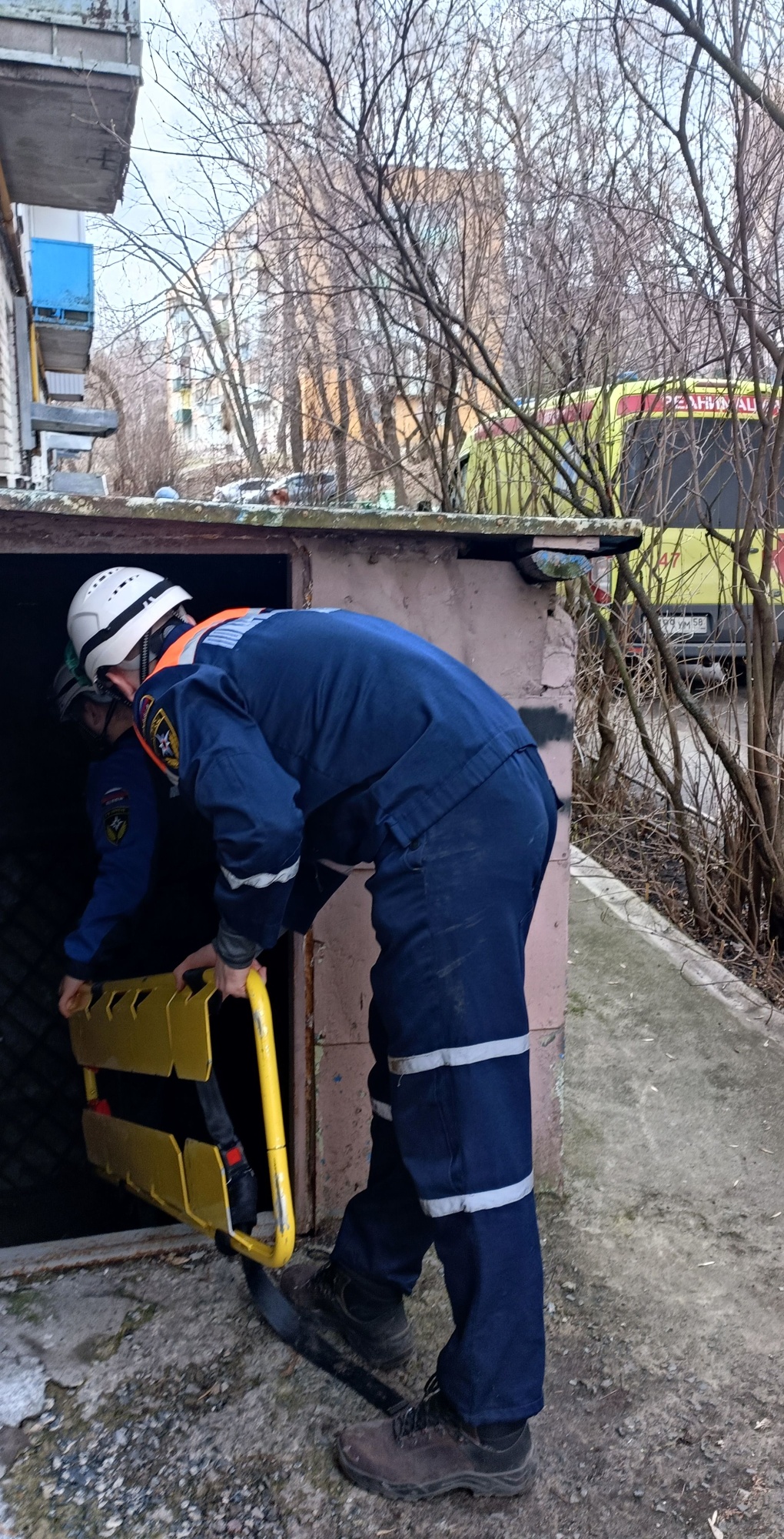 Спасатели помогли пожилой женщине получить медицинскую помощь Спасатели помогли пожилой женщине получить медицинскую помощь