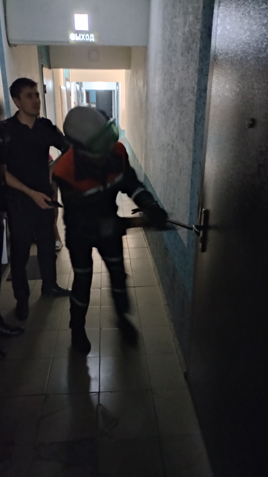 Спасатели обеспечили полицейским доступ в квартиру Спасатели обеспечили полицейским доступ в квартиру