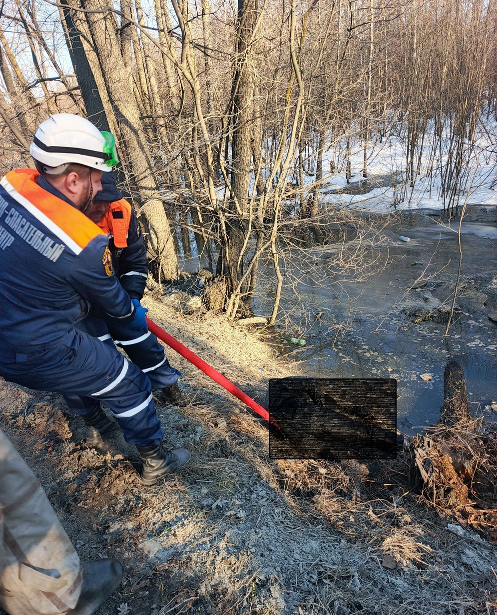 Спасатели извлекли из водоема тело мужчины