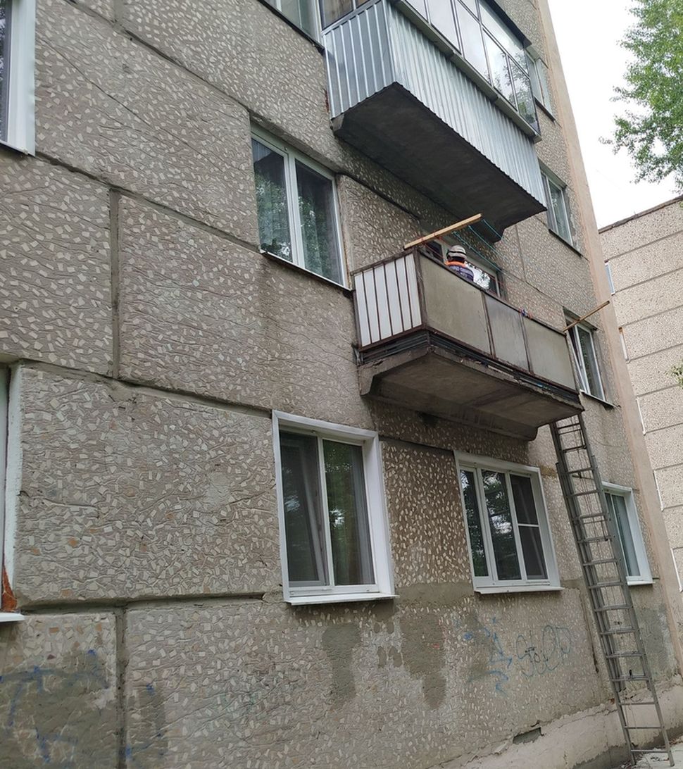 В квартиру к пожилой женщине обеспечен доступ медицинским работникам для оказания неотложной медицинской помощи.