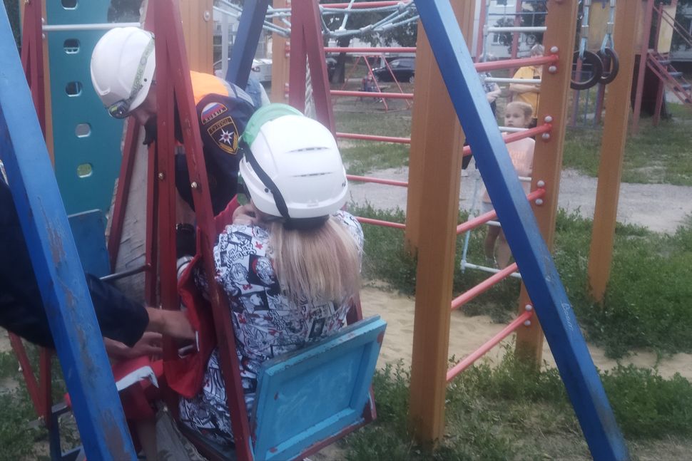 Спасатели освободили ногу ребенку из качелей