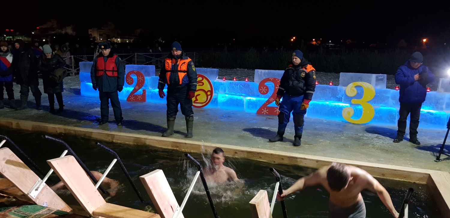  Сотрудники пожарно-спасательного центра обеспечивали безопасность крещенских купаний