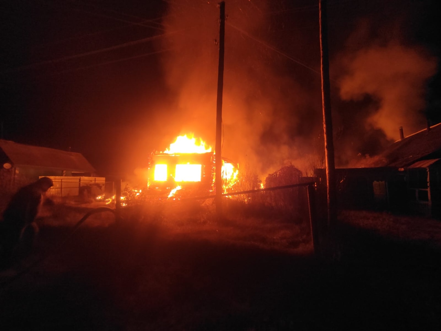 Пожарные ликвидировали возгорание в рп Сура Пожарные ликвидировали возгорание в рп Сура