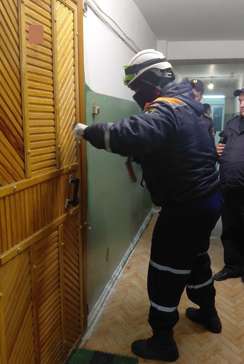 Спасатели обеспечили доступ врачей к больной женщине.