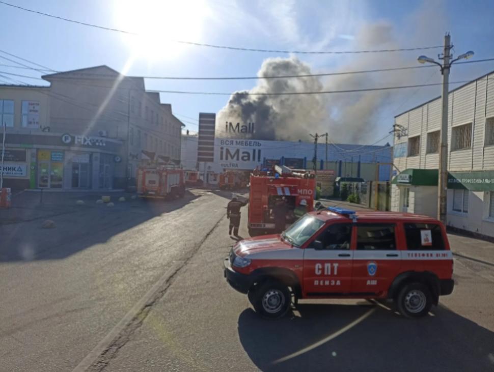 Пожарные приняли участие в ликвидации пожара в ТЦ в центре Пензы