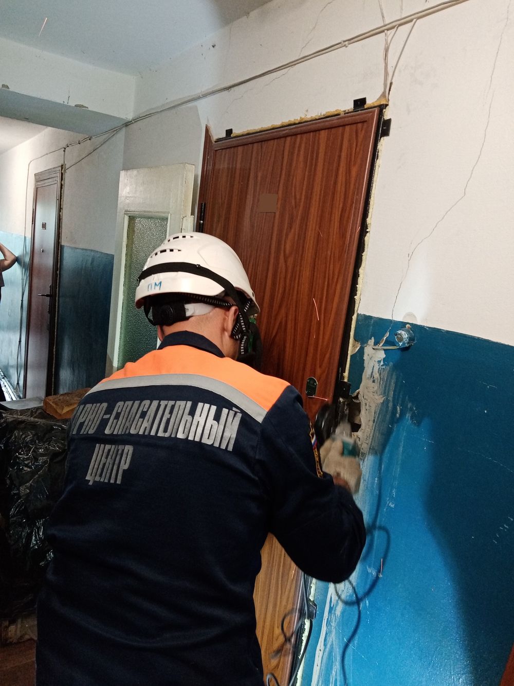 Спасатели обеспечили доступ социального работника к подопечной. Спасатели обеспечили доступ социального работника к подопечной.
