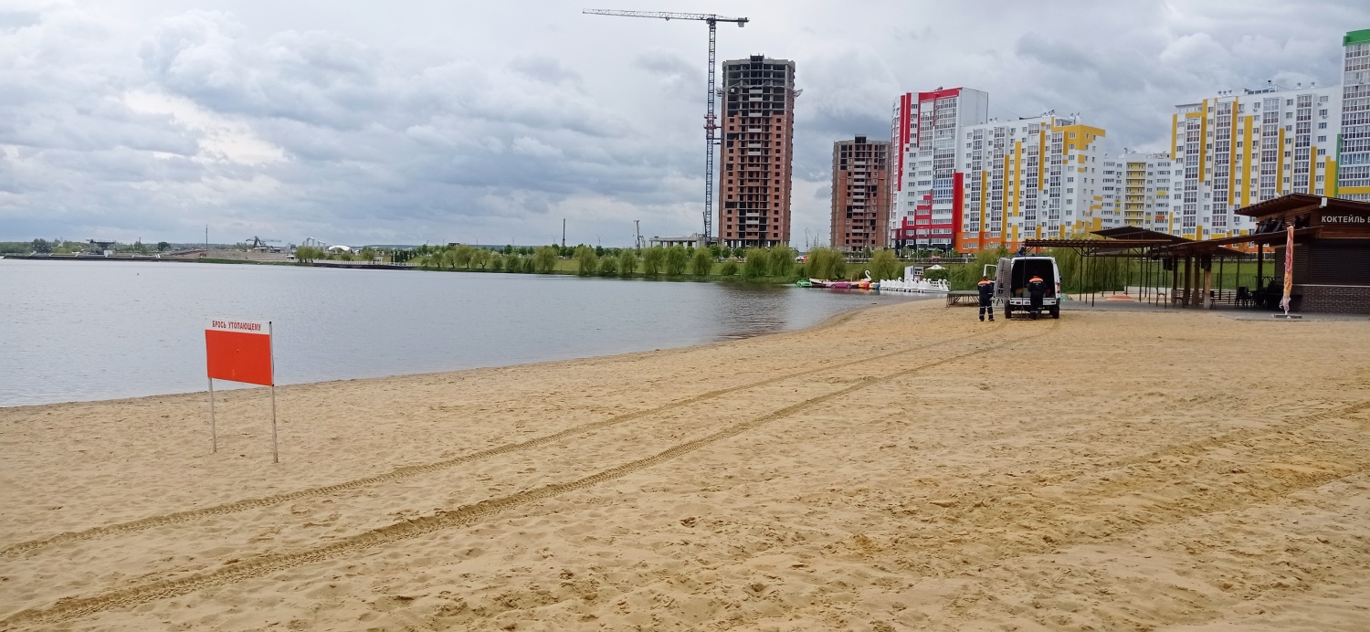 Водолазы провели обследование дна на пляже в Спутнике