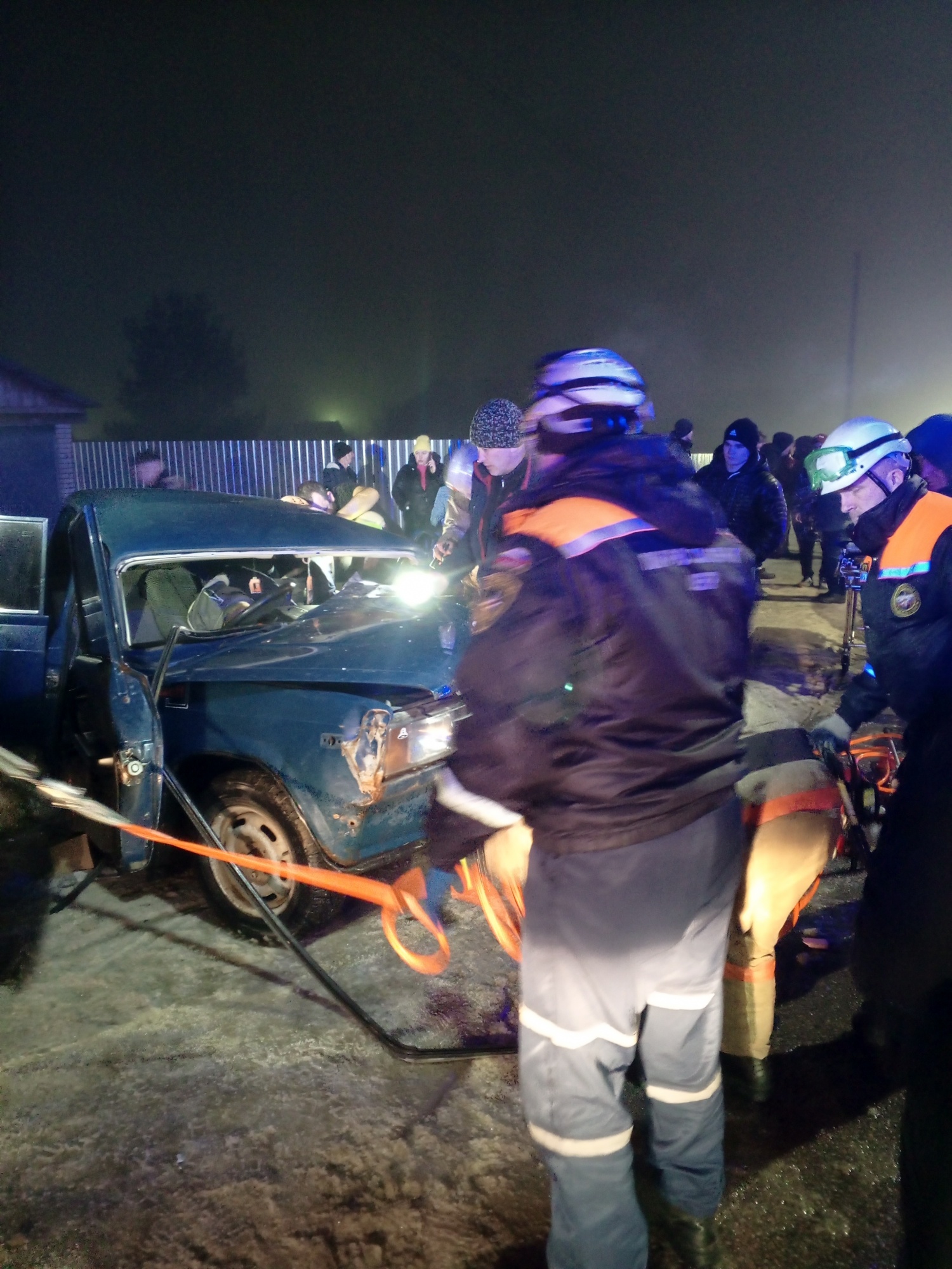 Спасатели деблокировали водителя, зажатого в автомобиле в результате ДТП