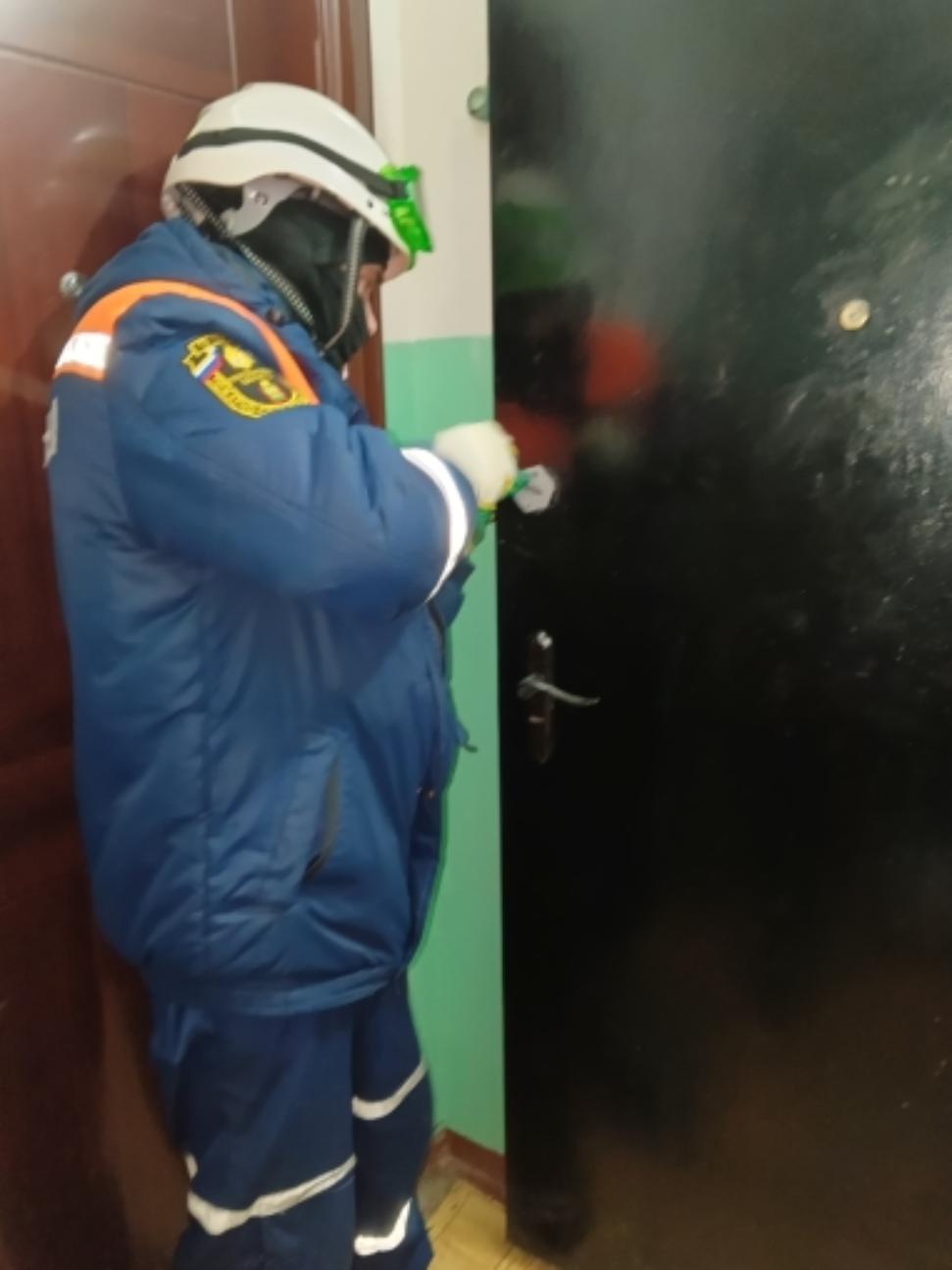 Спасатели помогли пожилой женщине получить медицинскую помощь