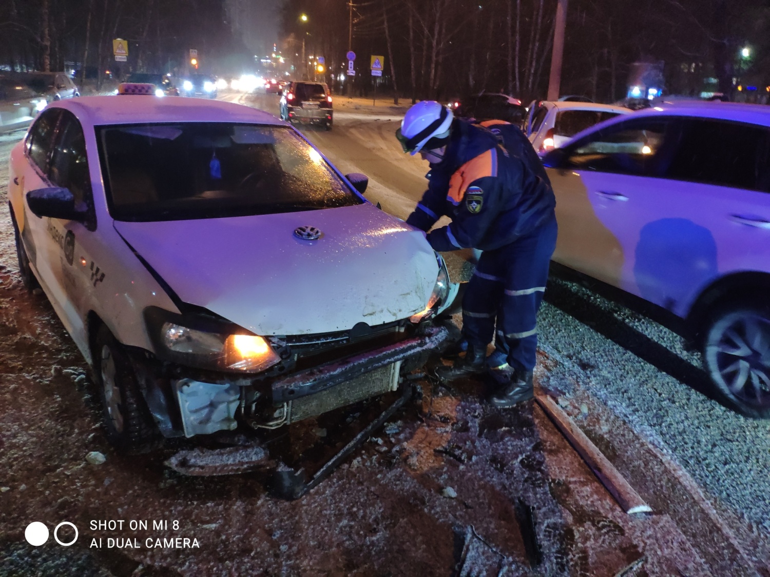 Спасатели приняли участие в ликвидации последствий ДТП Спасатели приняли участие в ликвидации последствий ДТП
