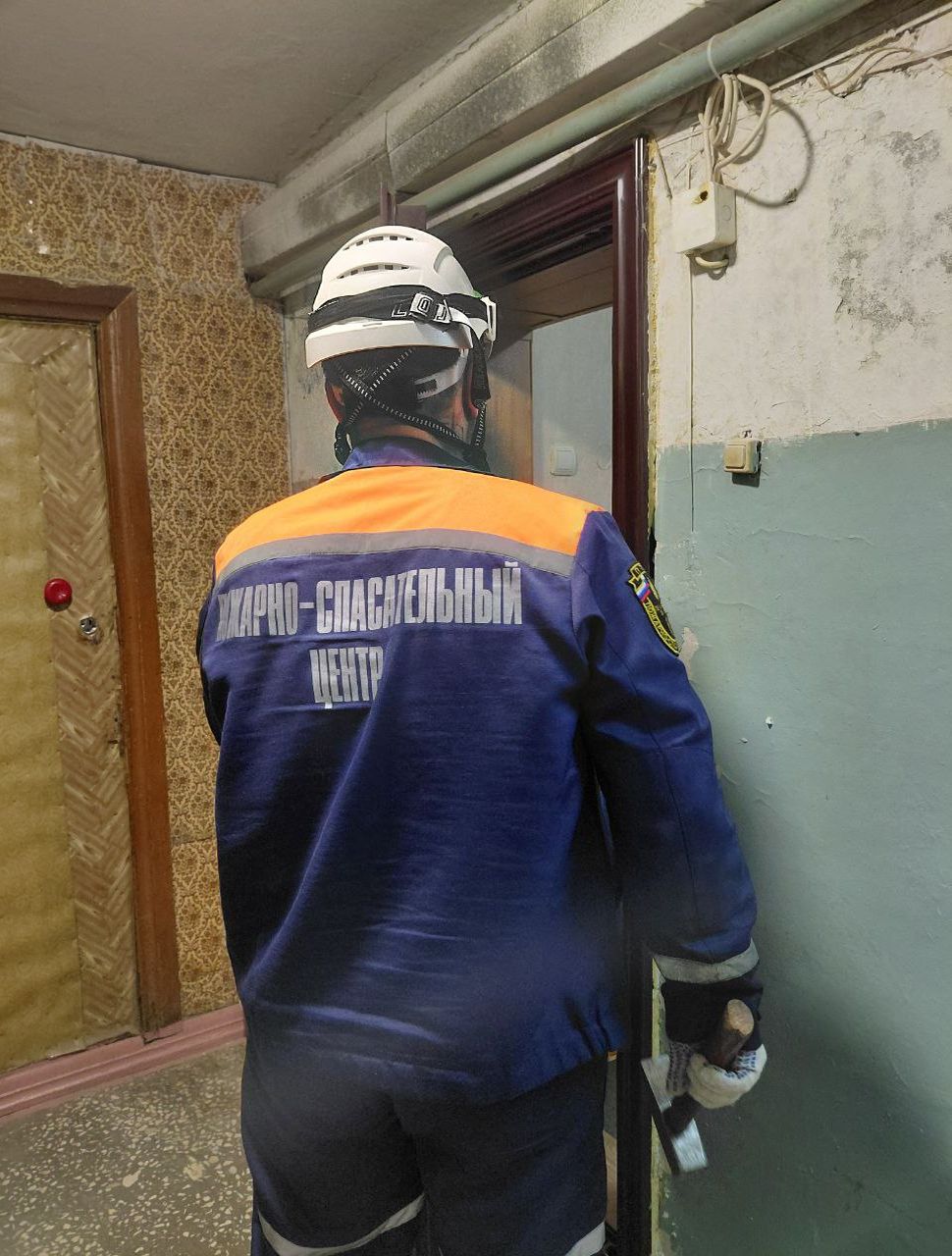 Спасатели транспортировали женщину для оказания неотложной медицинской помощи.