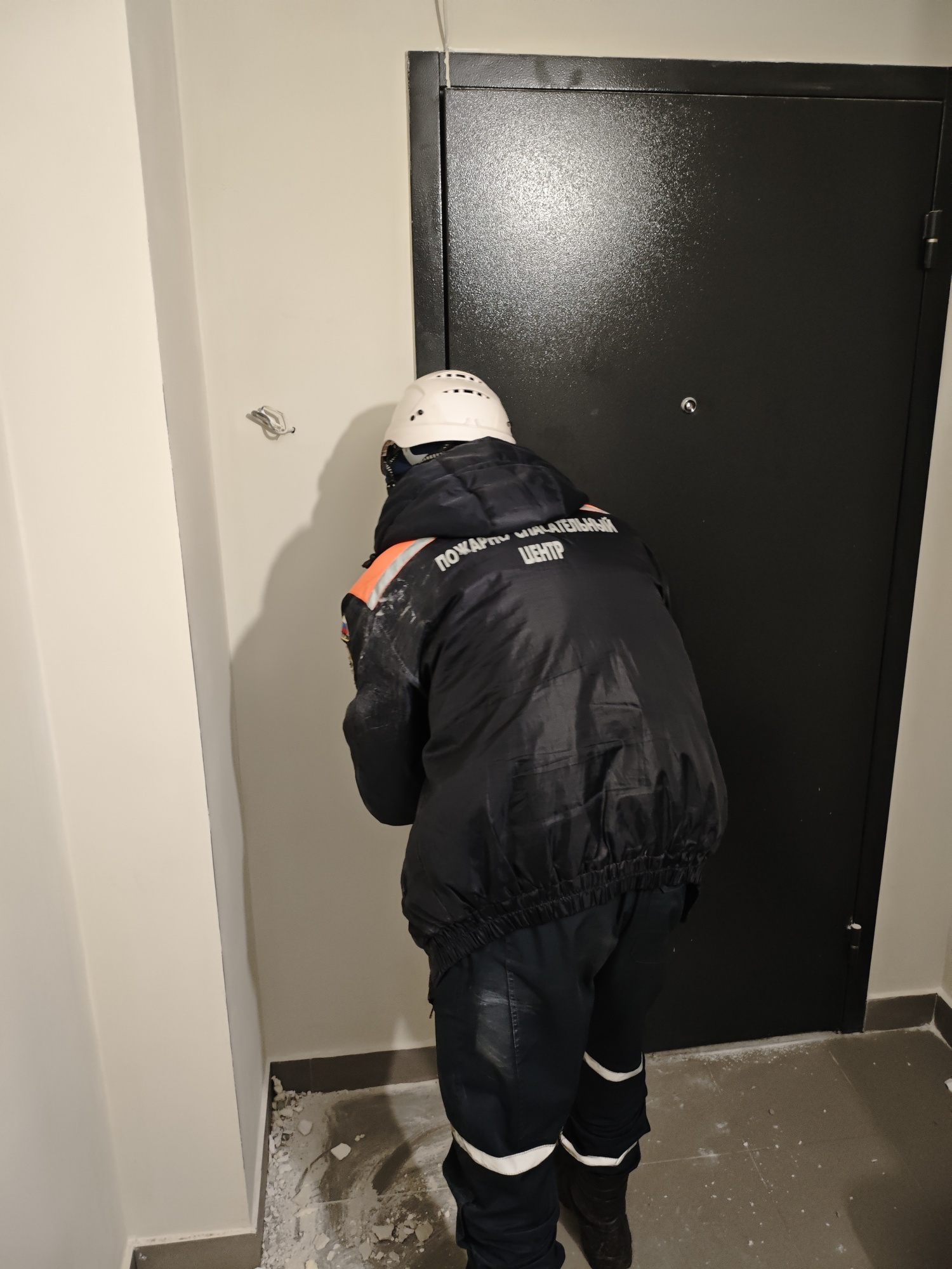 Спасатели помогли матери попасть в запертую квартиру к ребенку