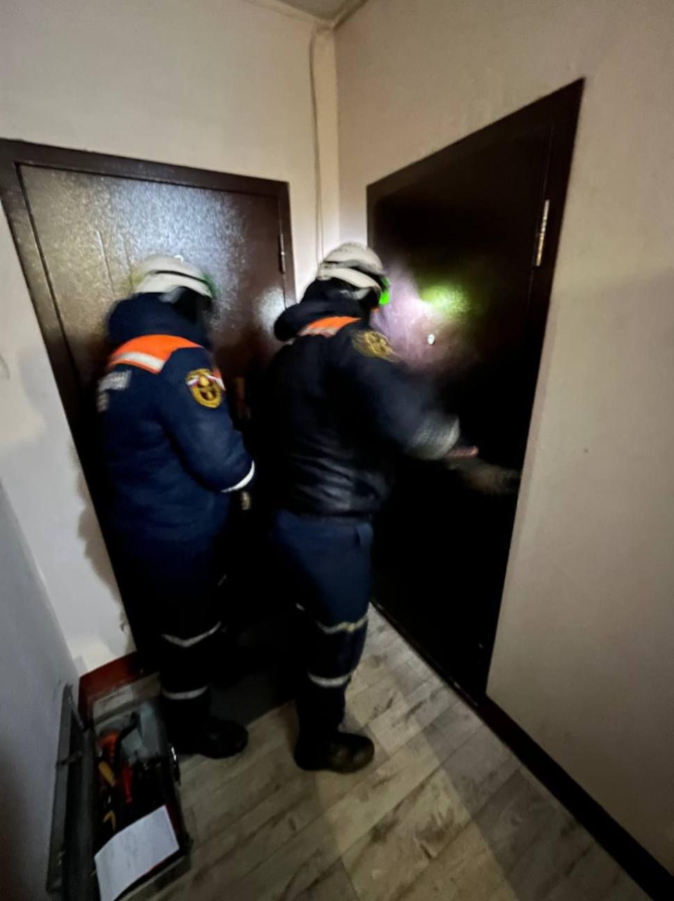 Спасатели обеспечили полицейским доступ в квартиру