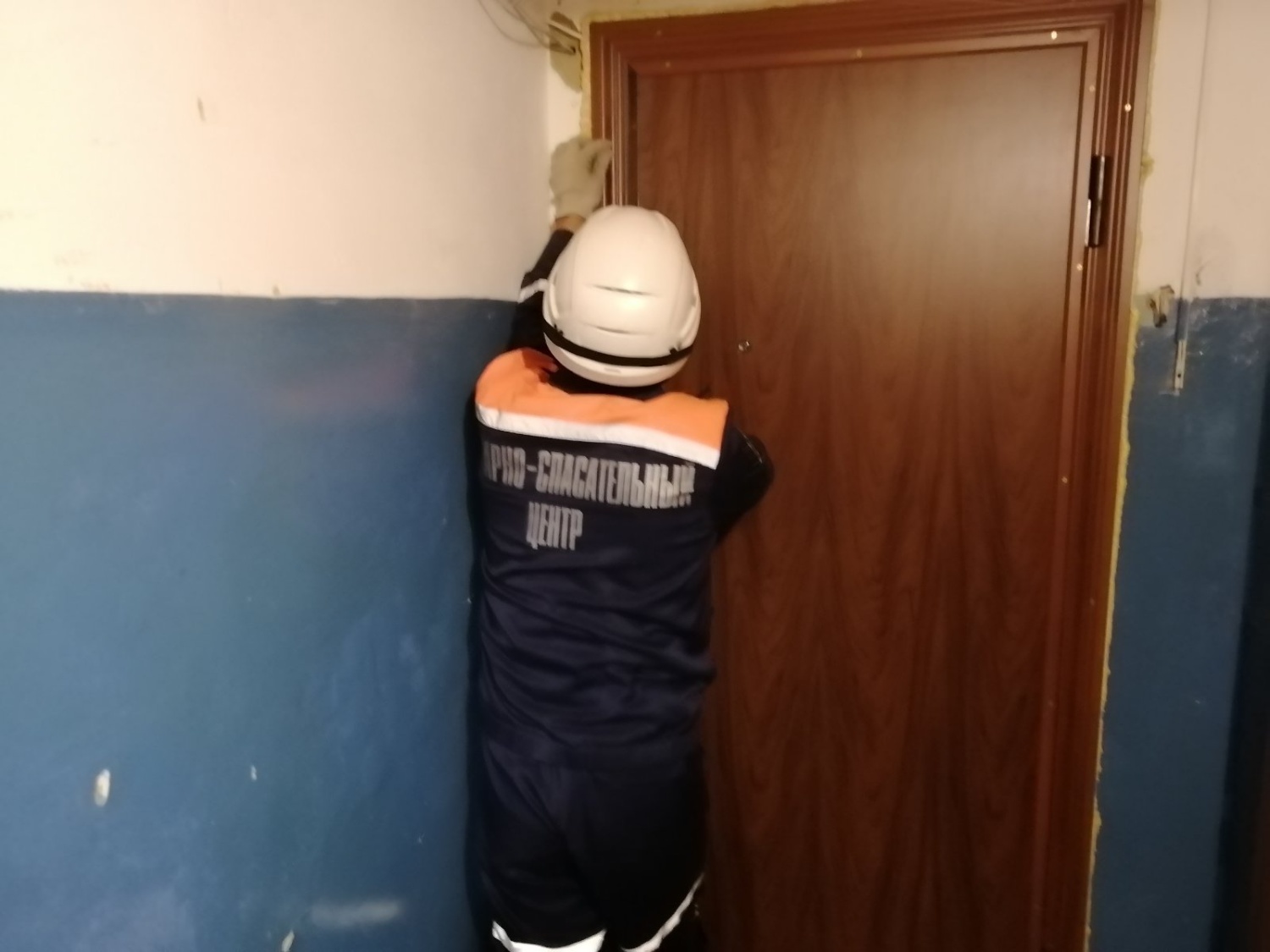 Спасатели обеспечили полицейским доступ в квартиру