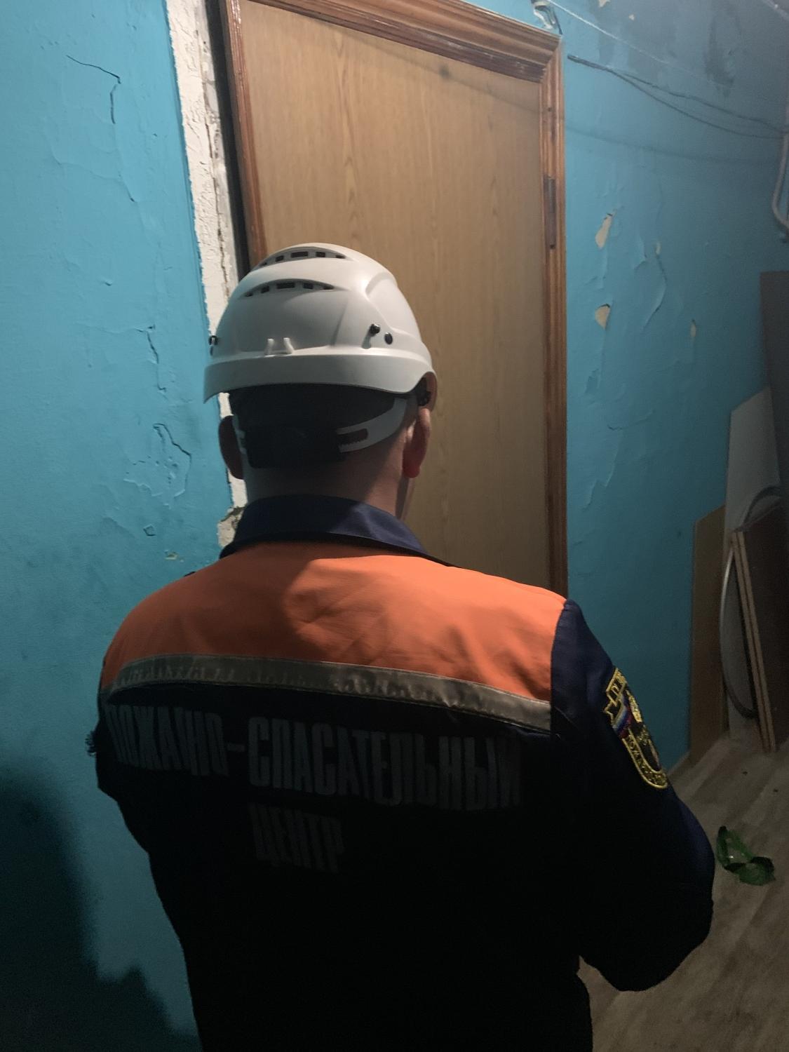 Спасатели обеспечили медикам доступ в квартиру