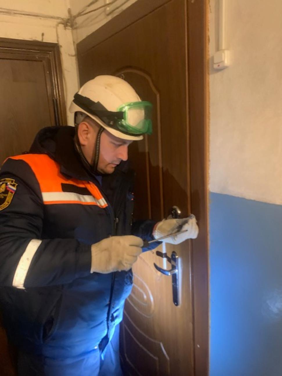 Спасатели помогли женщине получить медицинскую помощь
