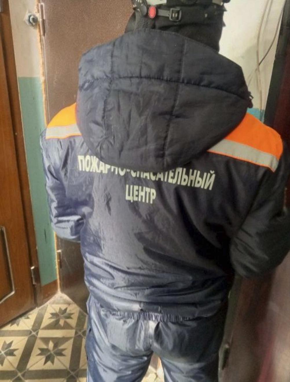 Спасатели обеспечили доступ в квартиру социальному работнику.