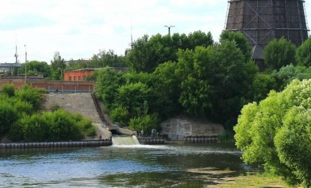 Спасатели уберегли мужчину от падения в воду