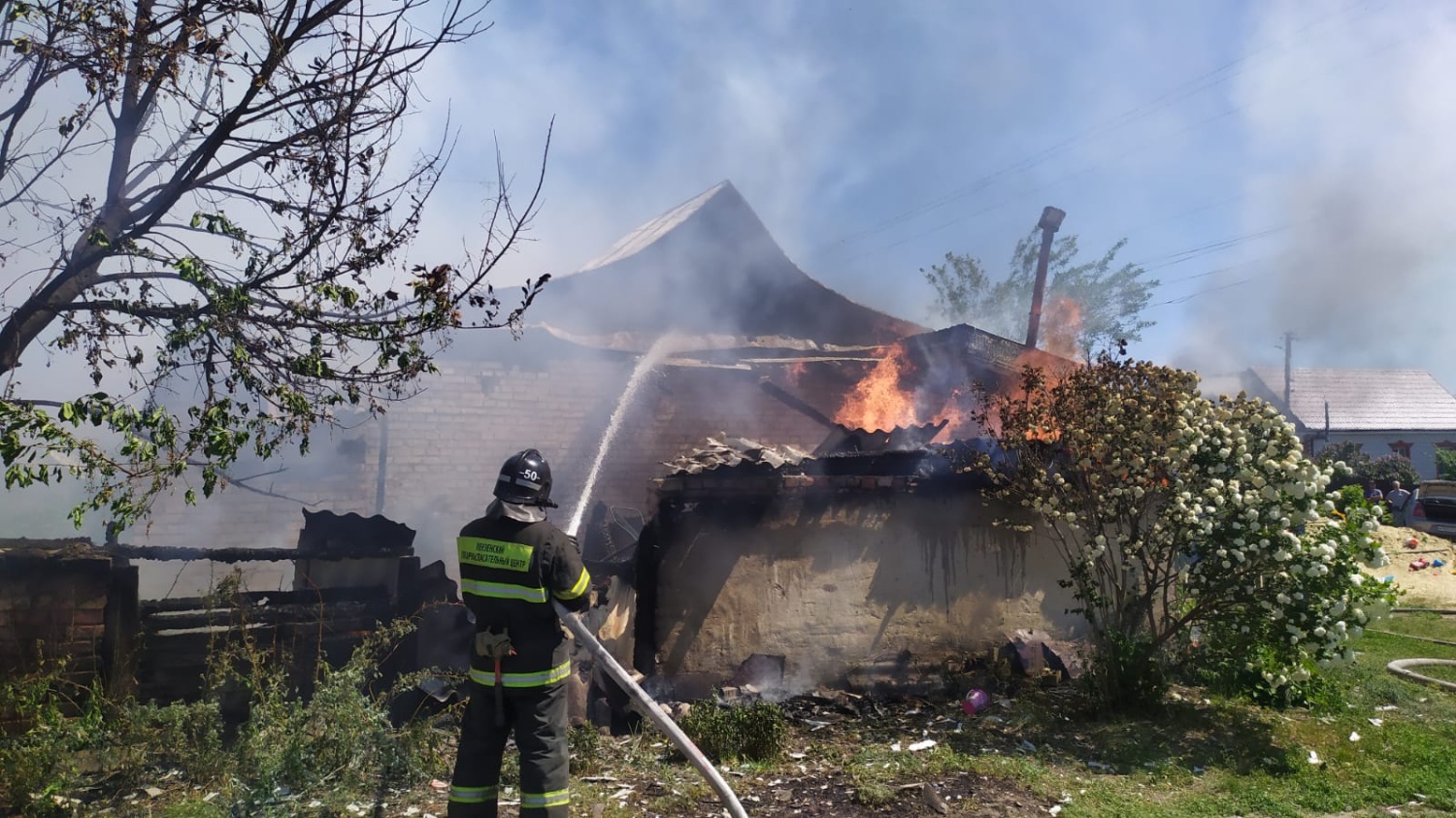 Пожарные ликвидировали возгорание в Саловке Пожарные ликвидировали возгорание в Саловке