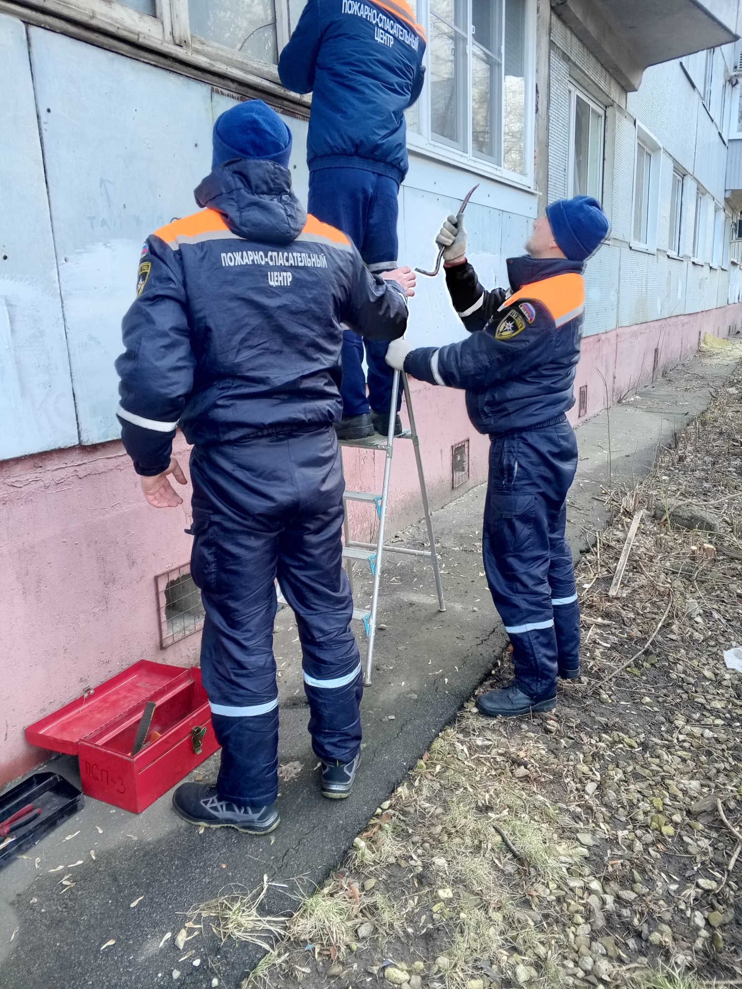 Спасатели обеспечили медикам доступ в квартиру