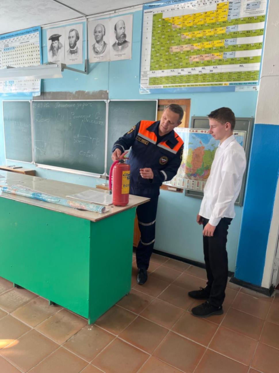 Пожарные провели занятие со школьниками