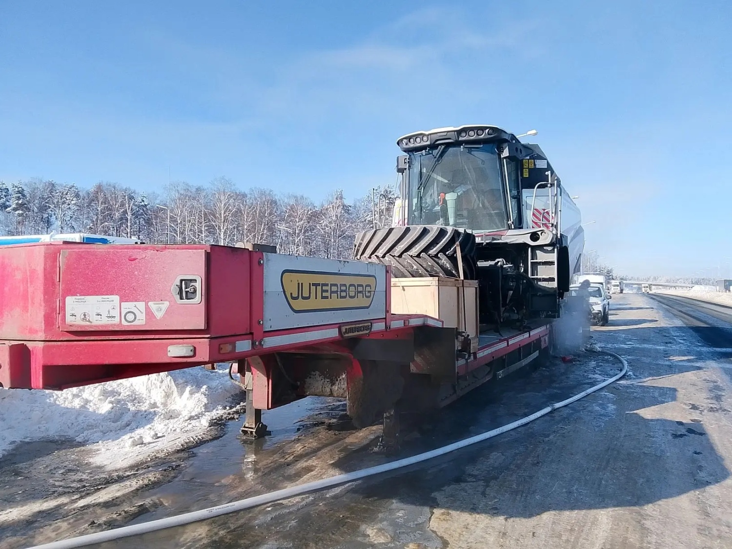 Пожарные потушили горящий на трассе автомобиль