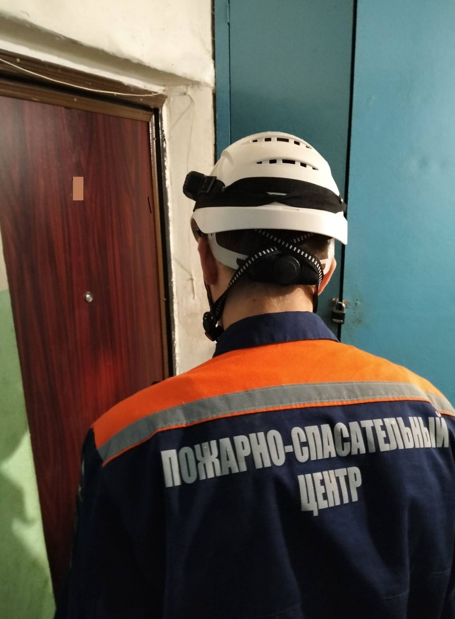Спасатели помогли пожилой женщине получить медицинскую помощь