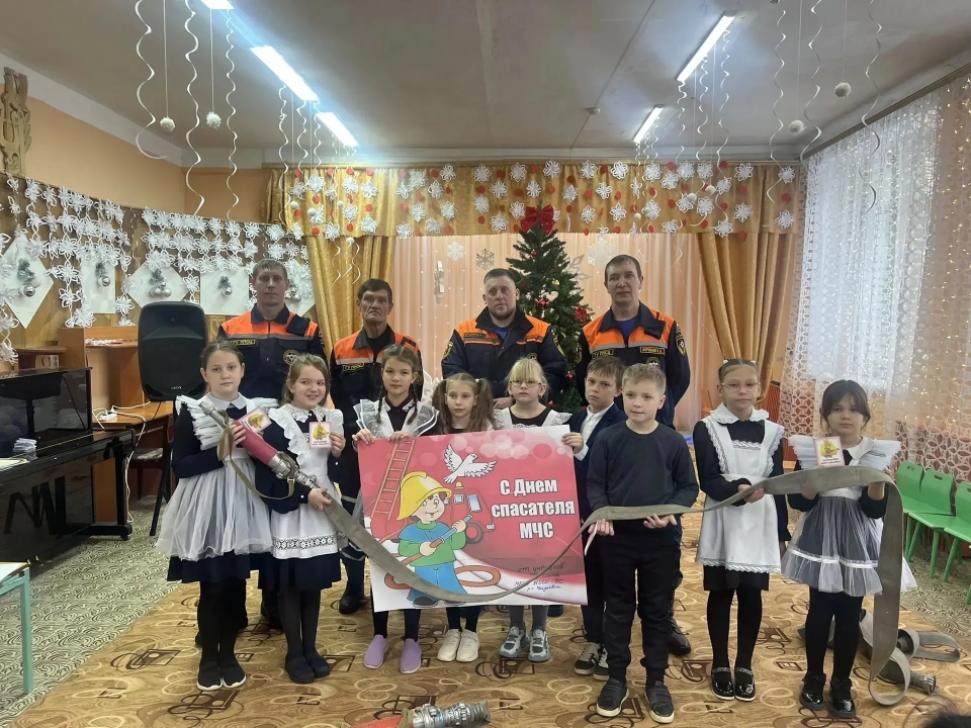 Пожарные приняли участие в школьном мероприятии
