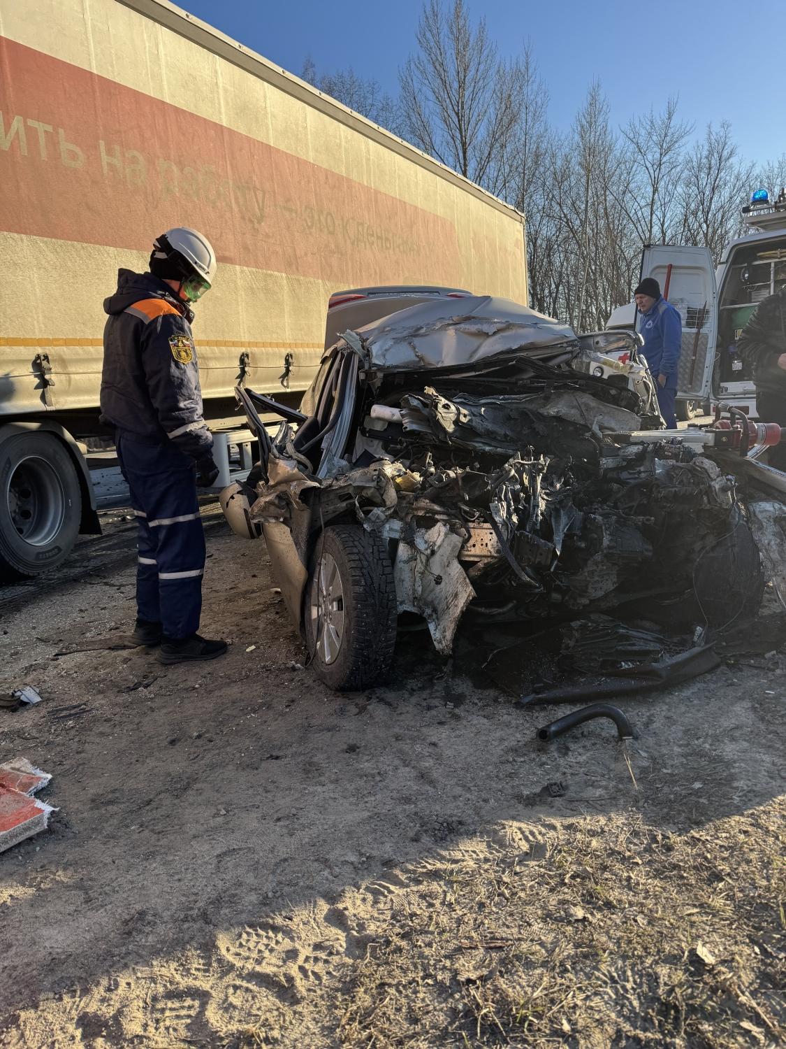 Спасатели деблокировали тело водителя, зажатого в автомобиле в результате ДТП Спасатели деблокировали тело водителя, зажатого в автомобиле в результате ДТП