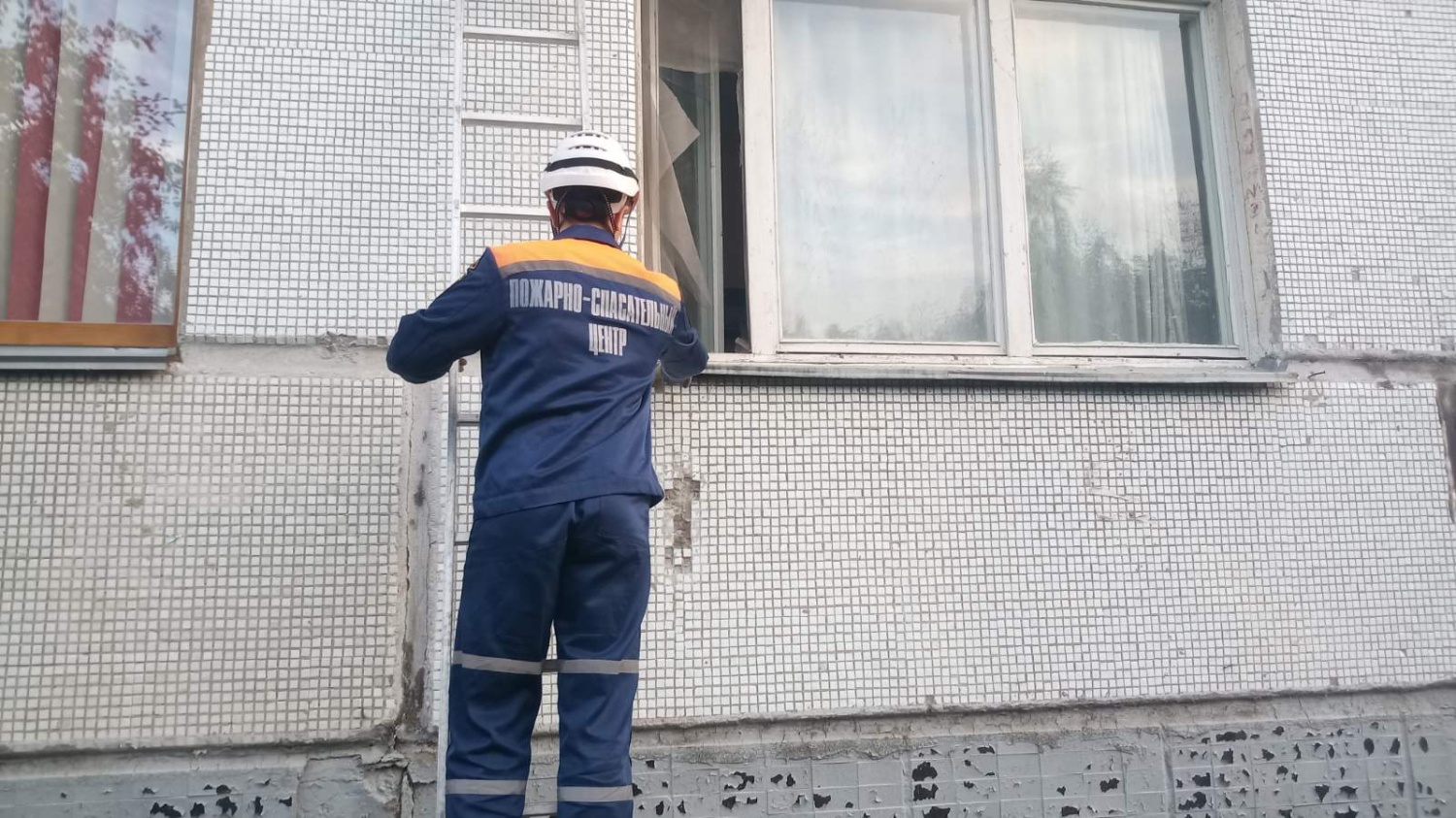 Спасатели обеспечили полицейским доступ в квартиру