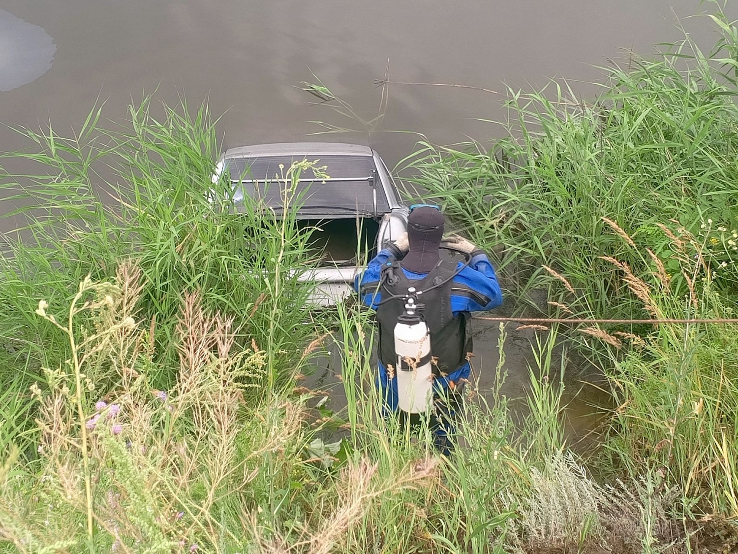 Водолазы обследовали затонувший автомобиль
