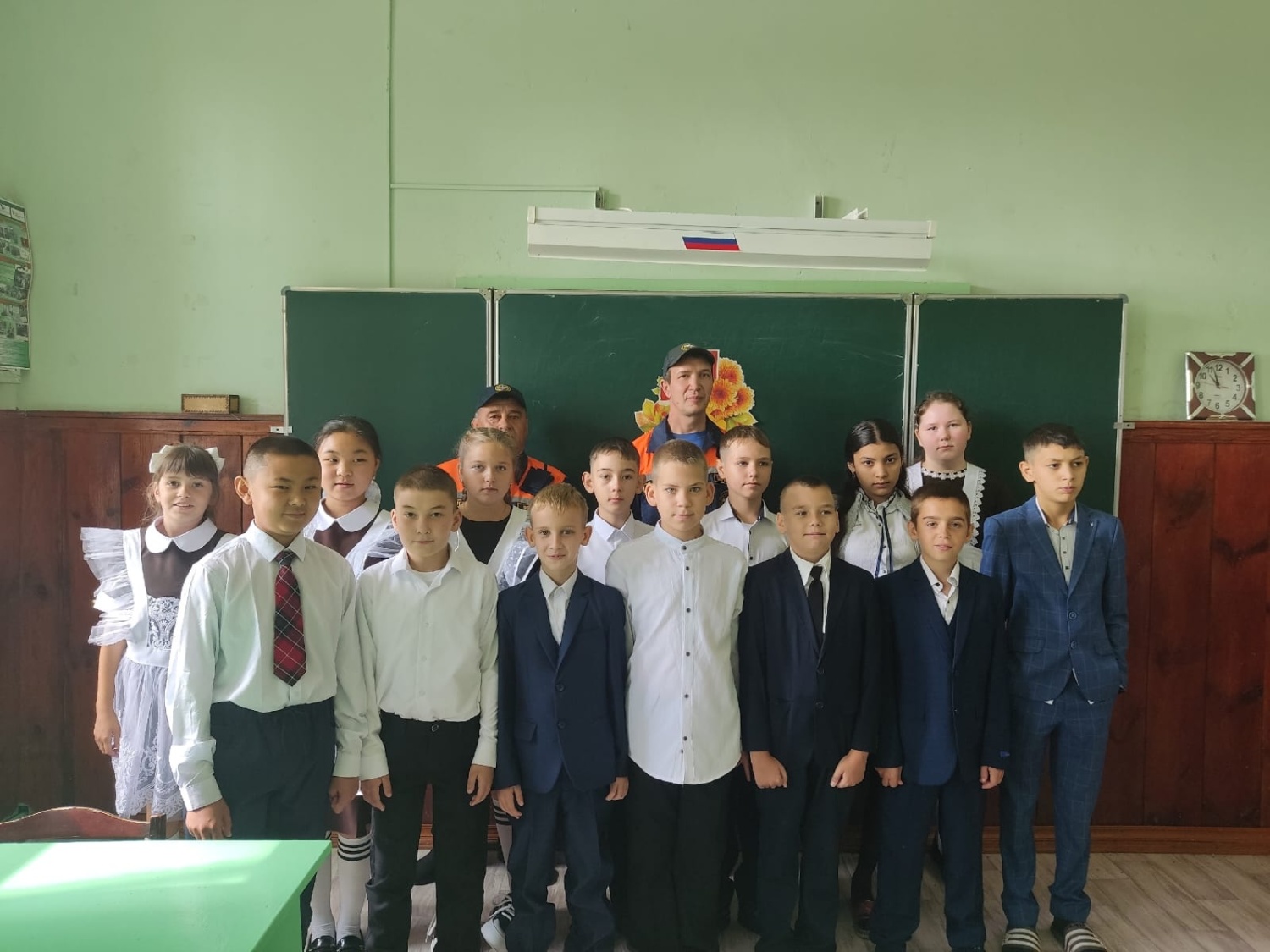 Пожарные провели занятие со школьниками