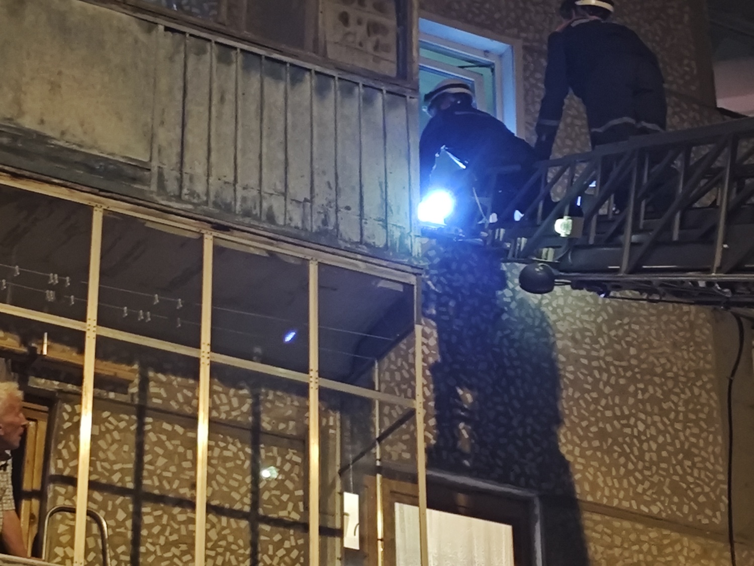 Спасатели обеспечили полицейским доступ в квартиру