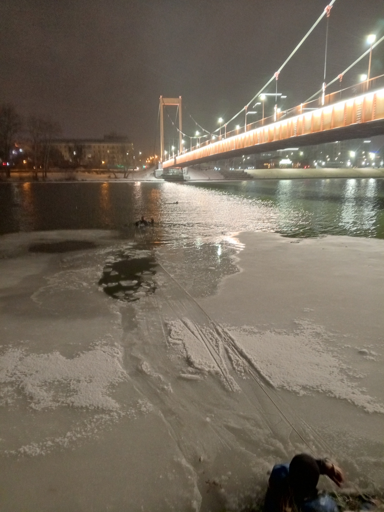 Спасатели извлекли из воды тонущего мужчину Спасатели извлекли из воды тонущего мужчину