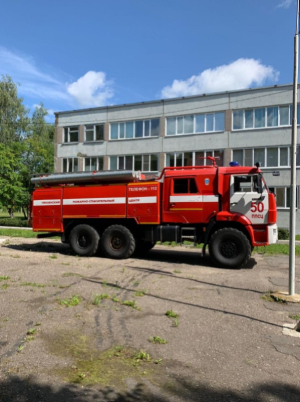Пожарные провели занятие со школьниками