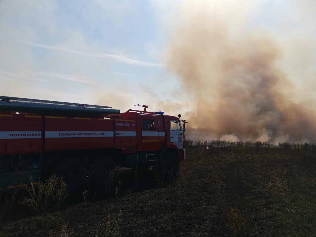 Пожарные ликвидировали возгорание сухой травы