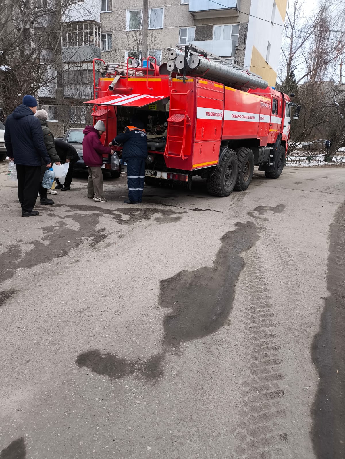 Пожарные развозили воду жителям Пензы Пожарные развозили воду жителям Пензы