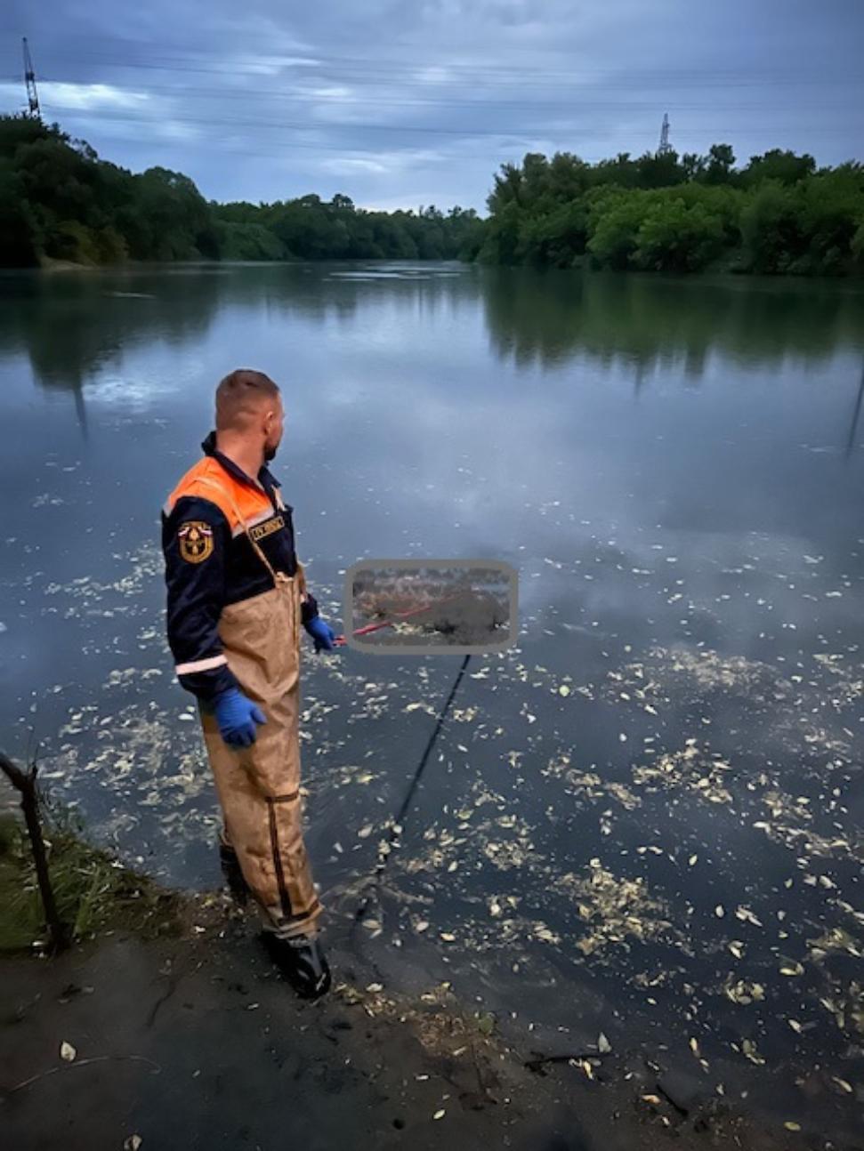 Спасатели извлекли из водоема тело мужчины Спасатели извлекли из водоема тело мужчины