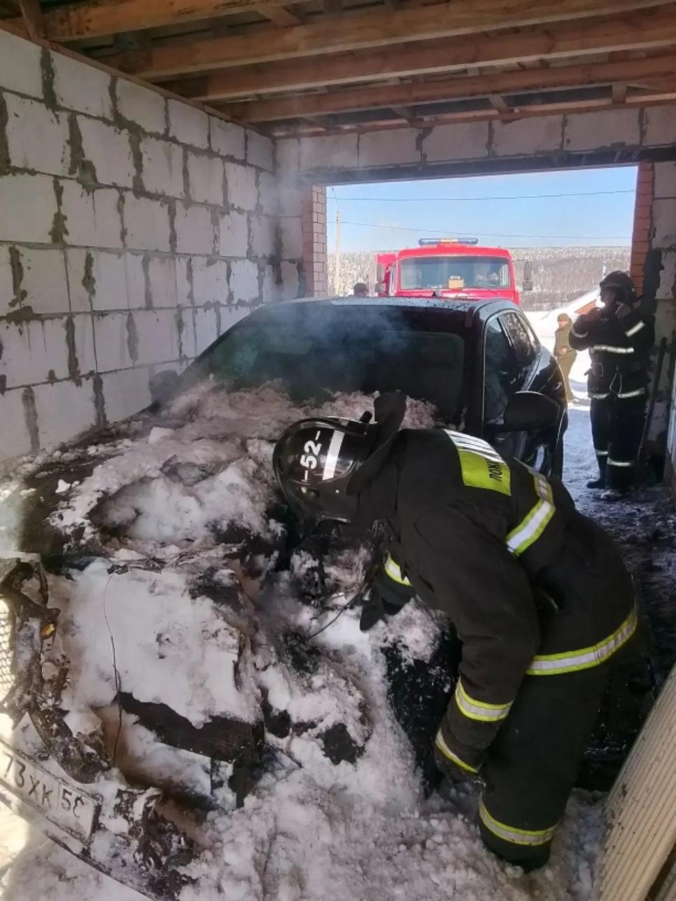 Пожарные потушили горящий автомобиль