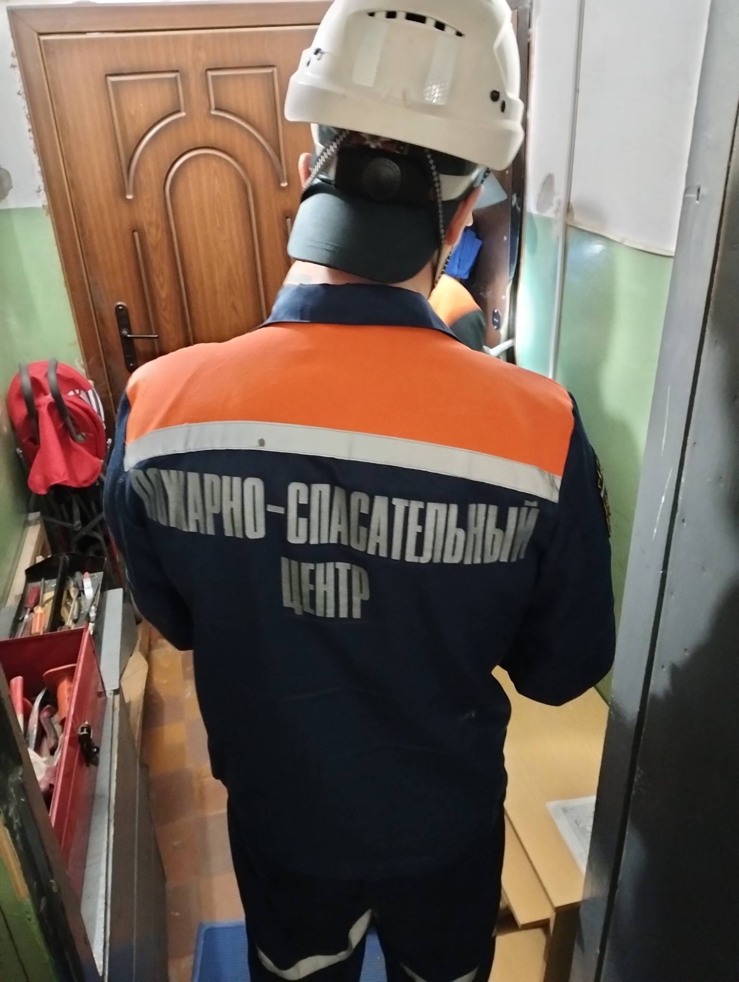 Спасатели помогли запертой в квартире женщине Спасатели помогли запертой в квартире женщине