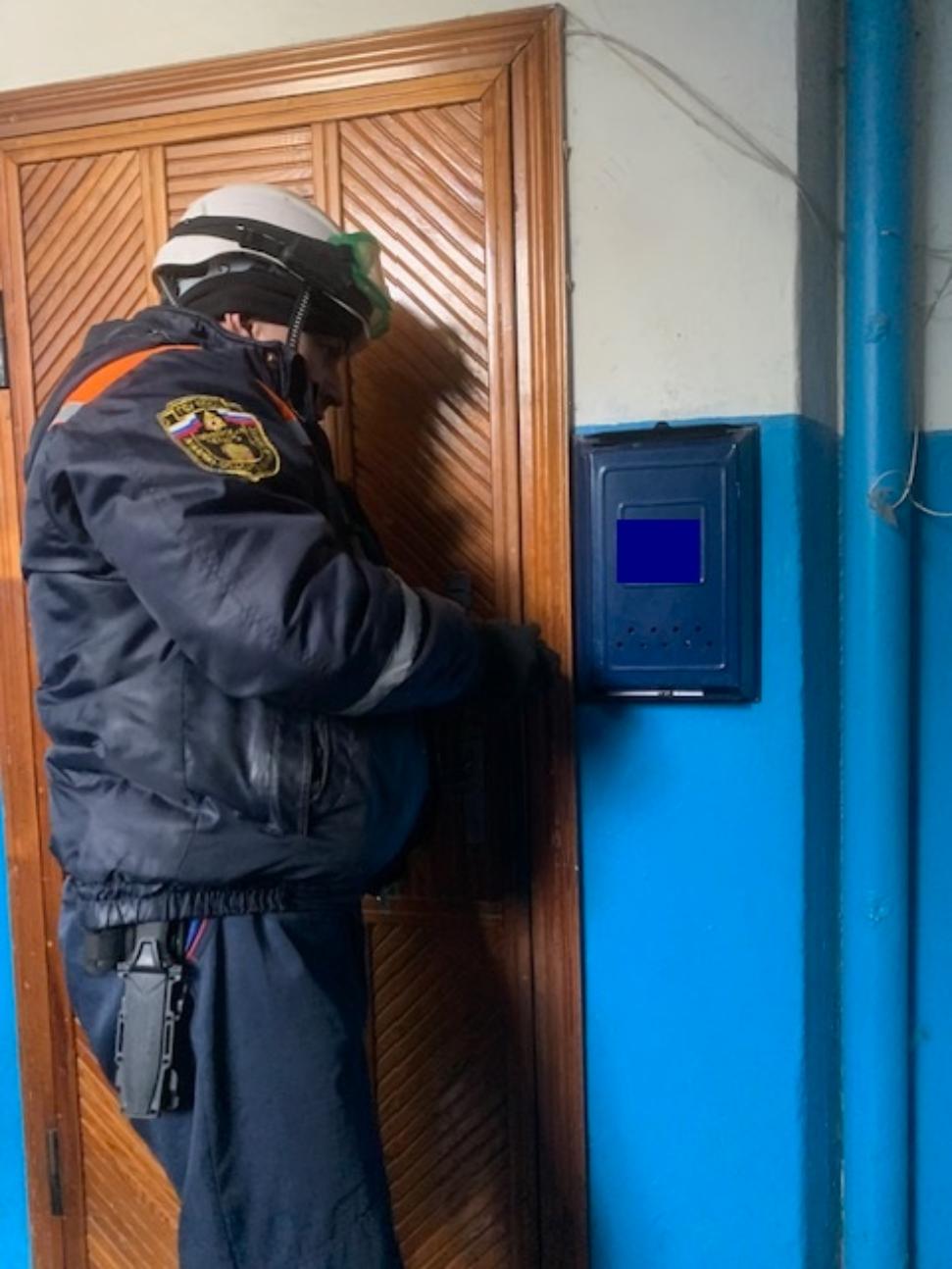 Спасатели обеспечили полицейским доступ в квартиру