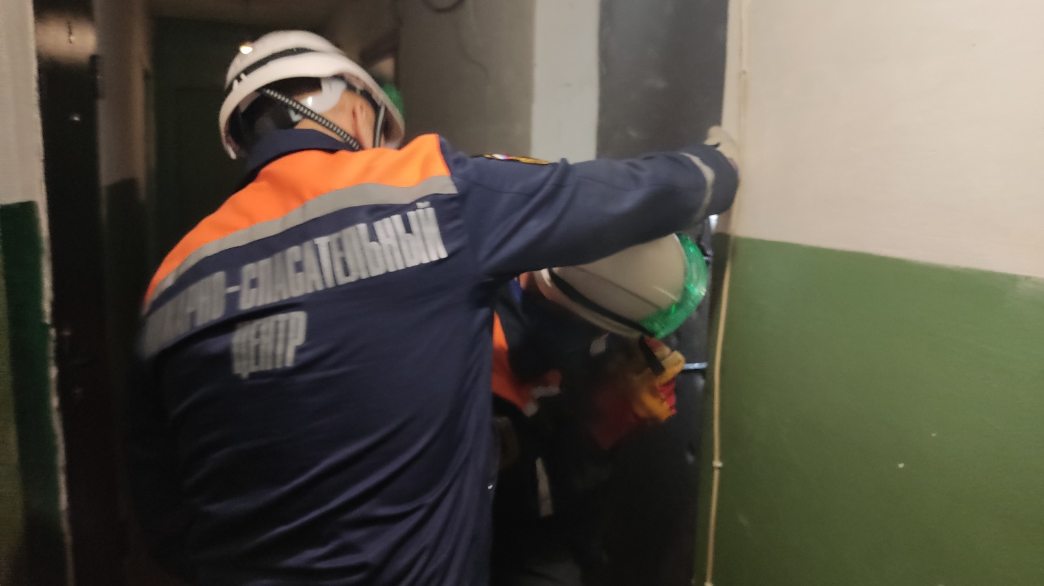Спасатели обеспечили родственникам доступ в квартиру Спасатели обеспечили родственникам доступ в квартиру