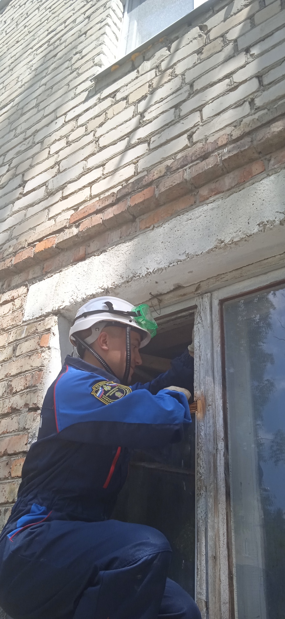 Спасатели помогли мужчине получить медицинскую помощь Спасатели помогли мужчине получить медицинскую помощь