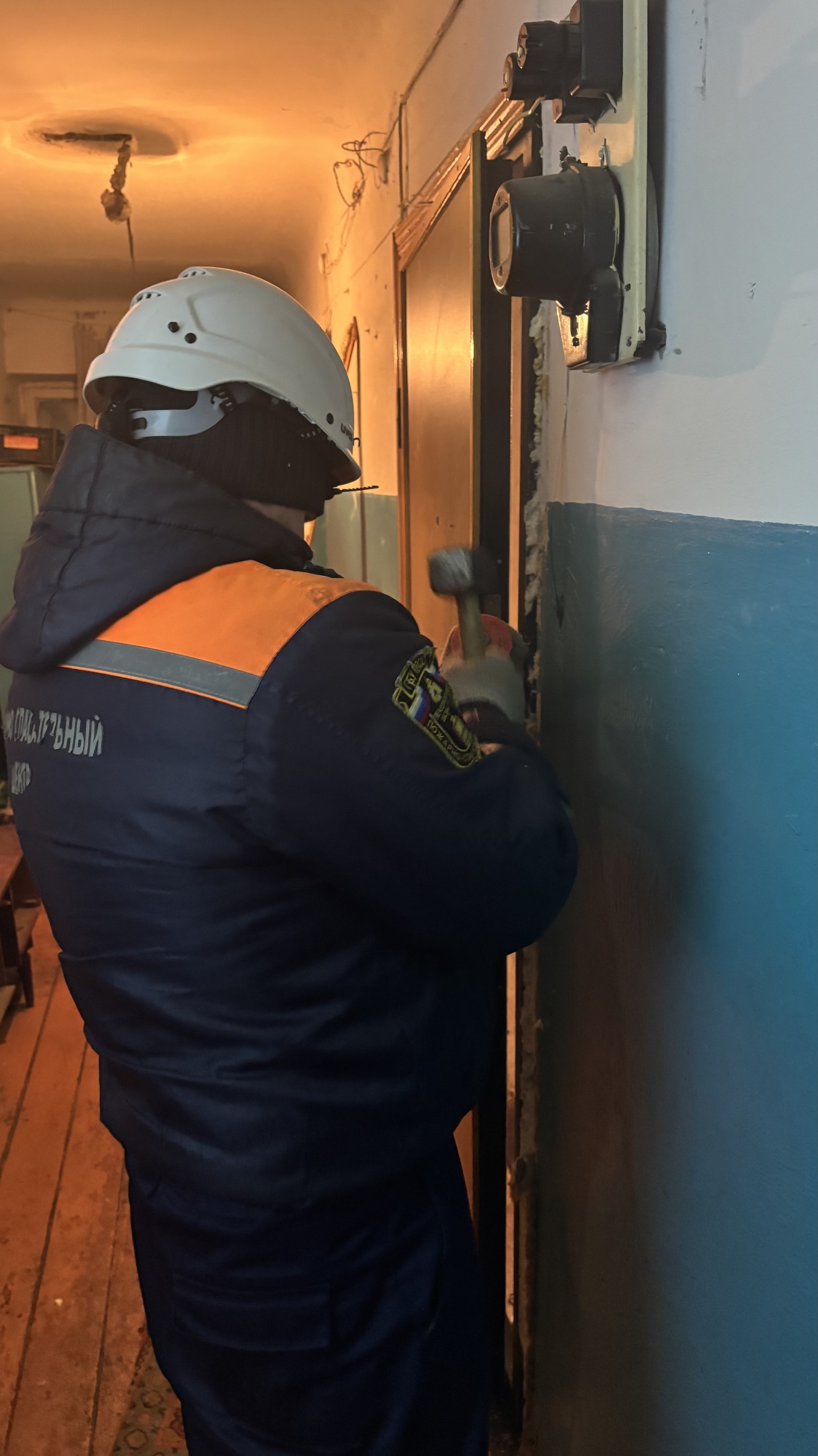 Спасатели обеспечили полицейским доступ в квартиру