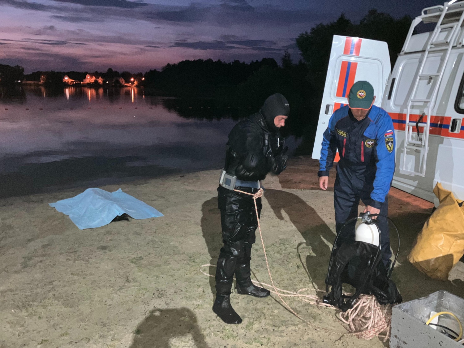 Водолазы извлекли тело из водоема Водолазы извлекли тело из водоема