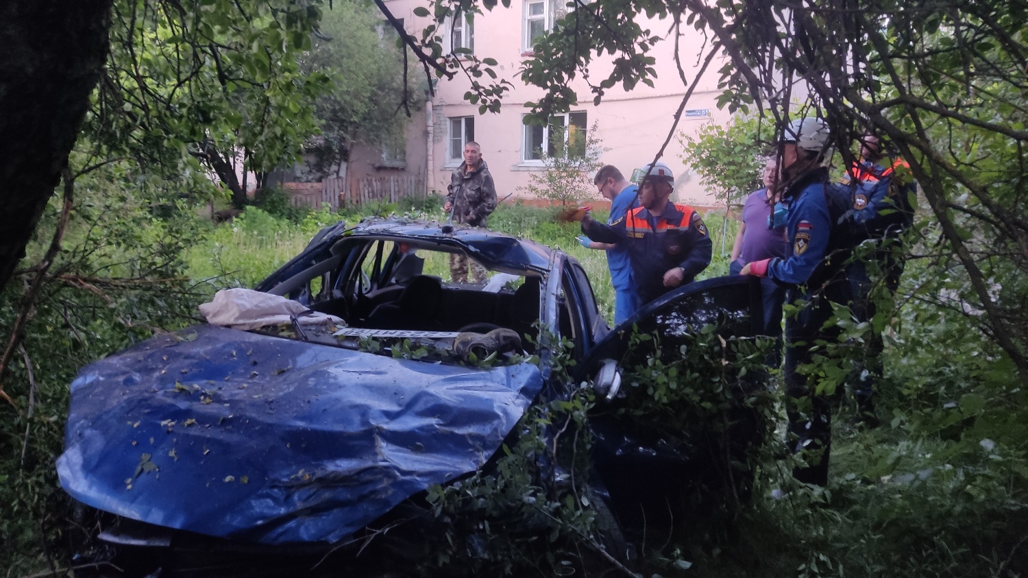 Спасатели деблокировали тело водителя, зажатого в автомобиле в результате ДТП Спасатели деблокировали тело водителя, зажатого в автомобиле в результате ДТП
