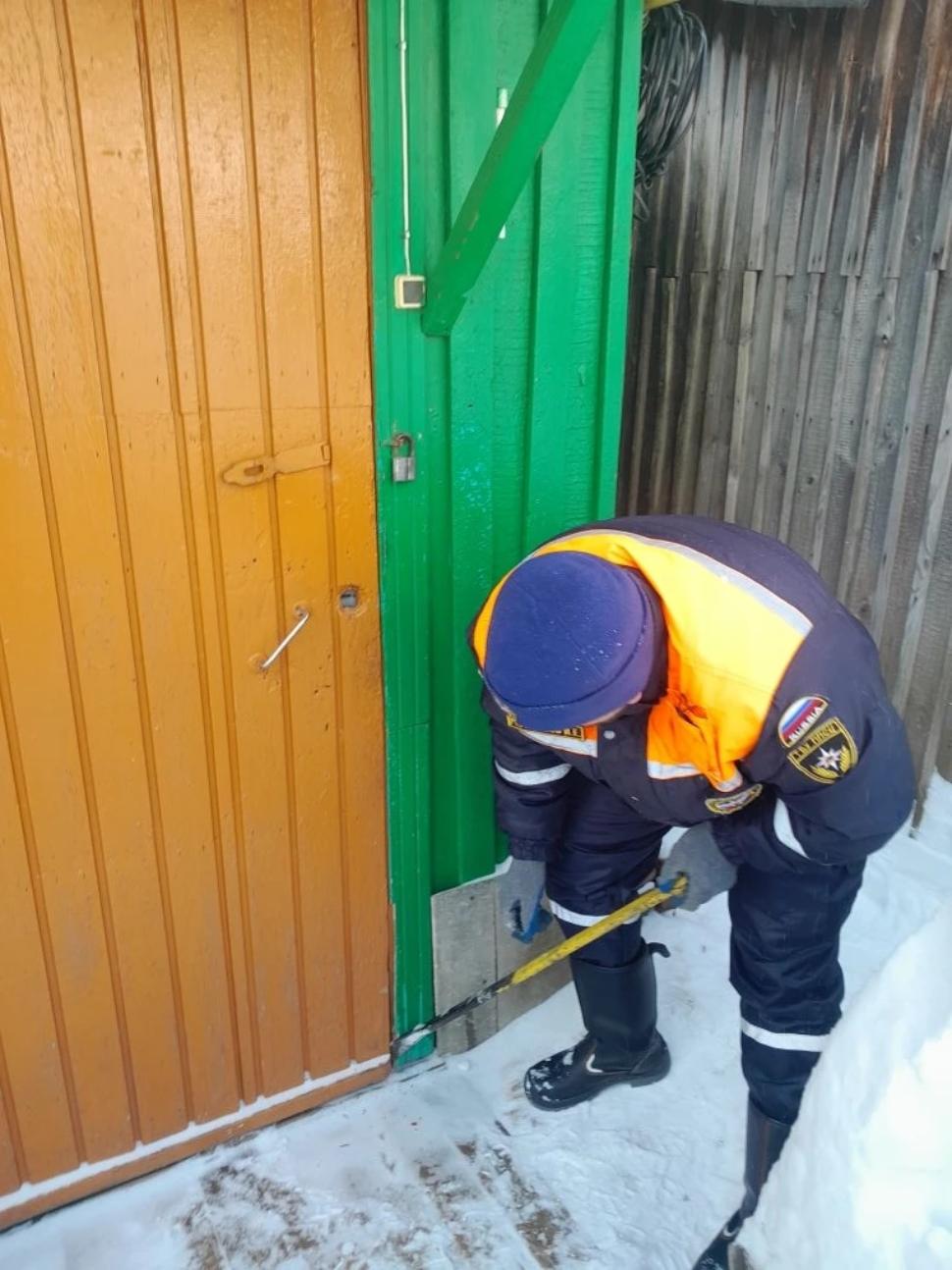 Пожарные-спасатели обеспечили полицейским доступ в квартиру