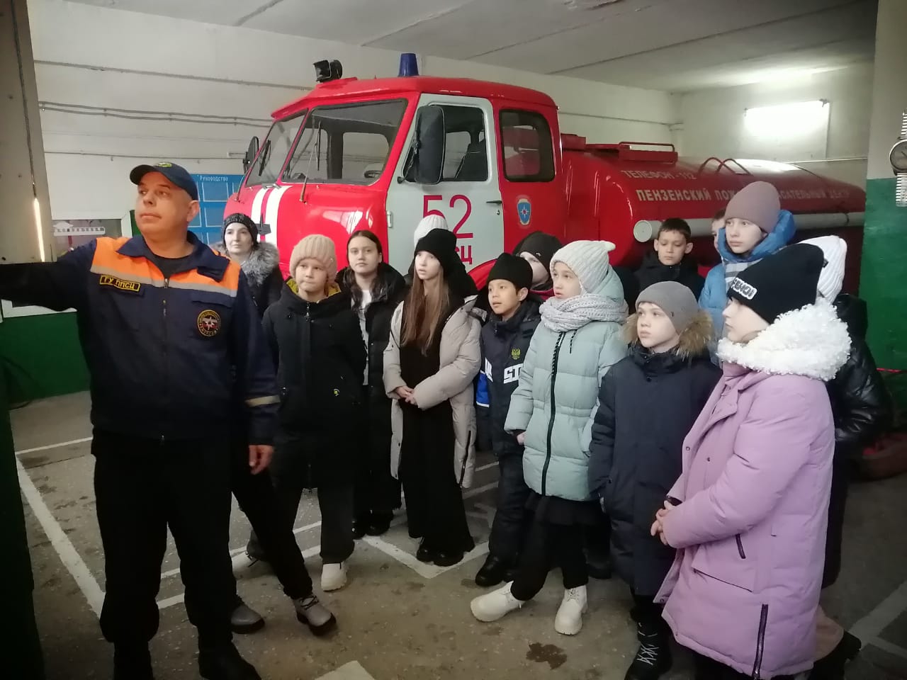 Пожарные провели экскурсию для школьников